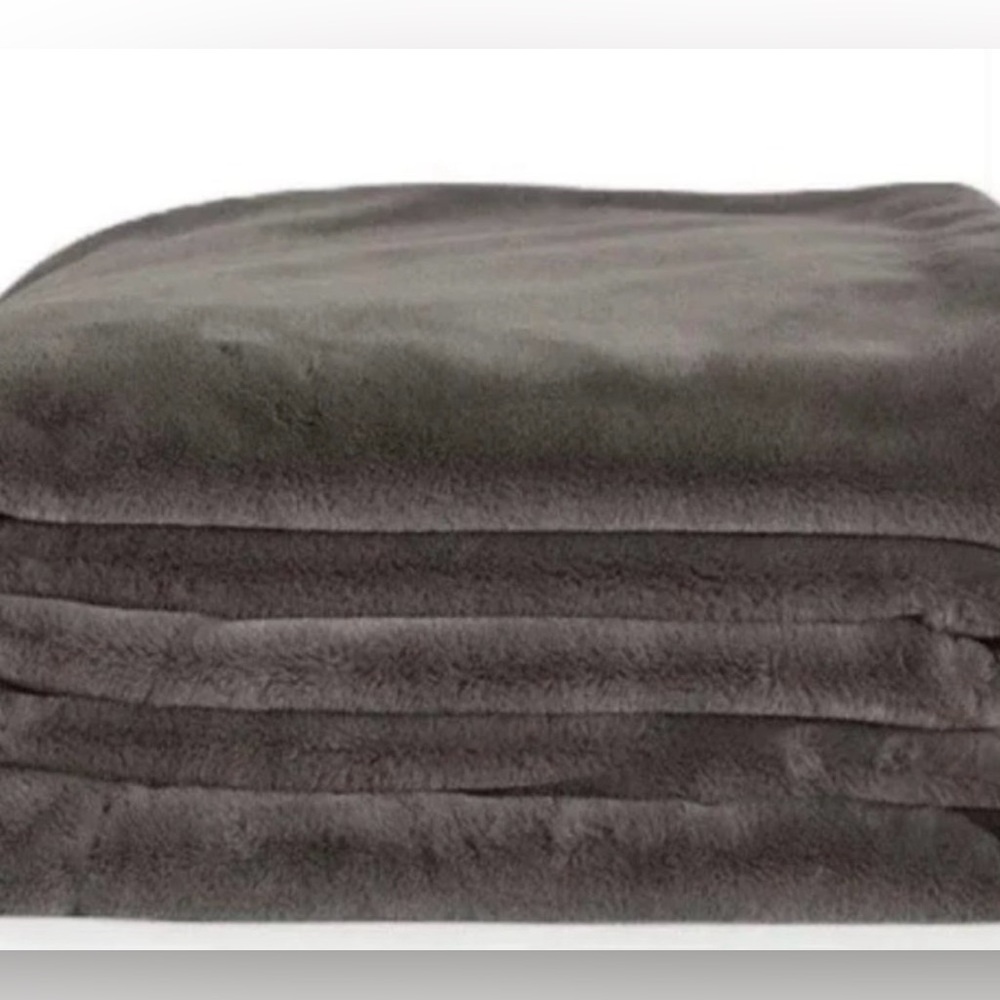 NWT! UnHide For Love Not Fur- Lil' Marshmallow Blanket- Charcoal - 50"x60" - Picture 2 of 7